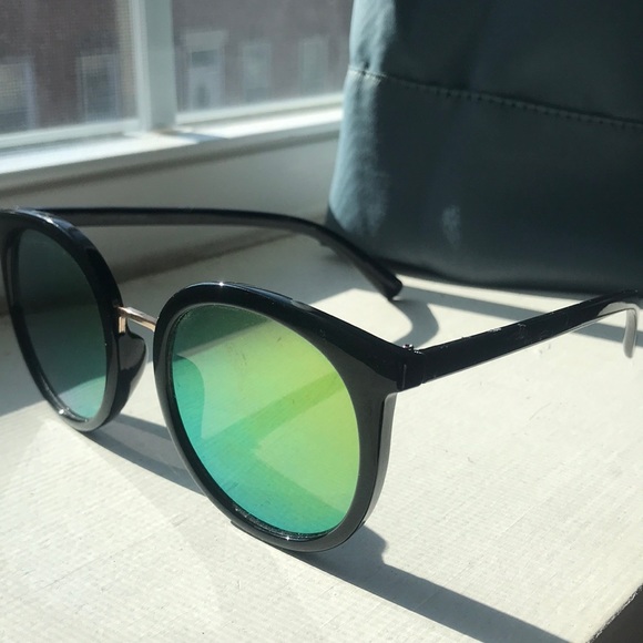 Black sunglasses - Picture 2 of 3